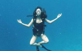 esha-gupta-shares-scintillating-photo-from-lakshadweep-vacation-amid-maldives-row-sets-internet-on-fire-with-bikini-pics
